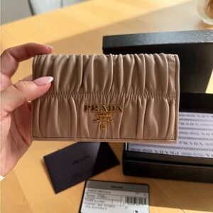 Prada portaf verticale wallet
